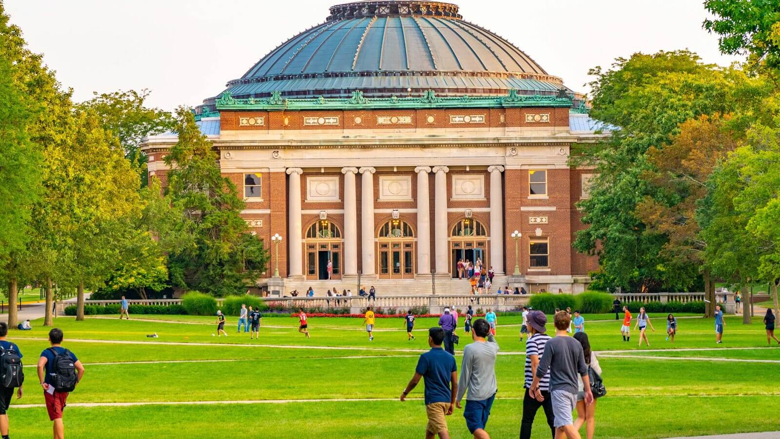 college students walking across university of illinois campus quad