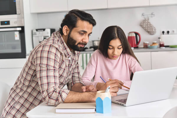 a dad and daughter discuss the FAFSA