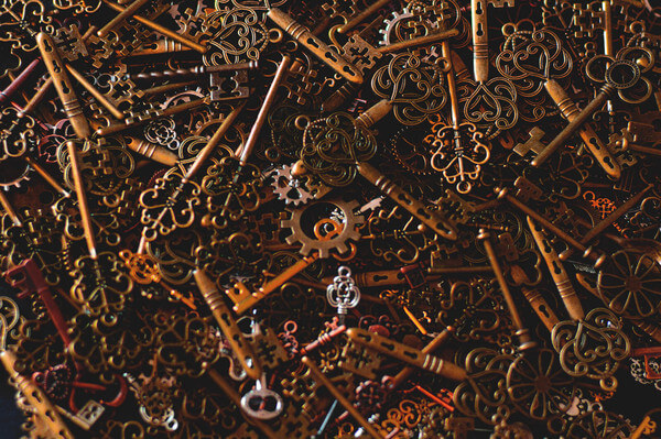 brass keys in a big pile