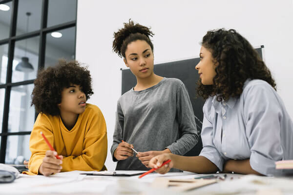 college students work on a group project