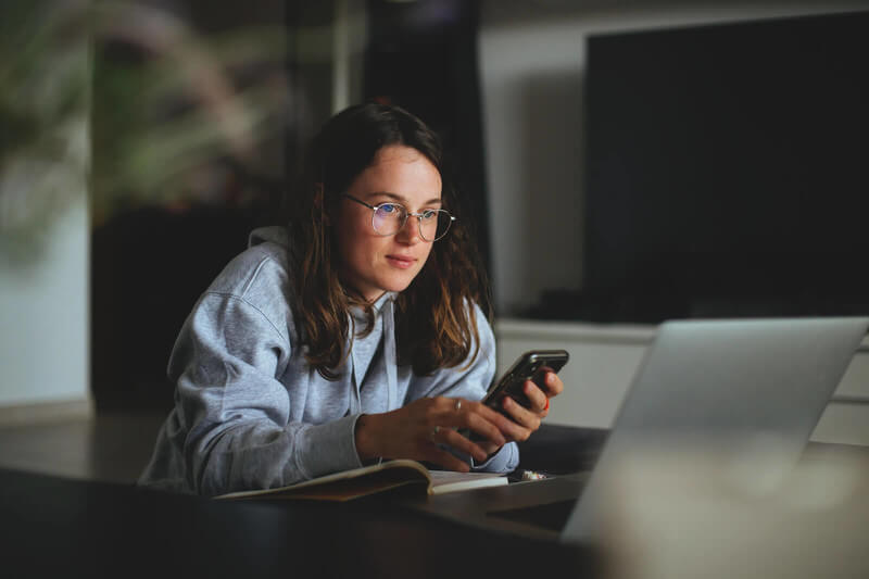 a student looks at the Common App on her computer