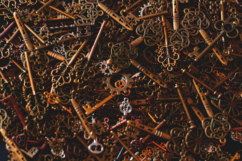 brass keys in a big pile